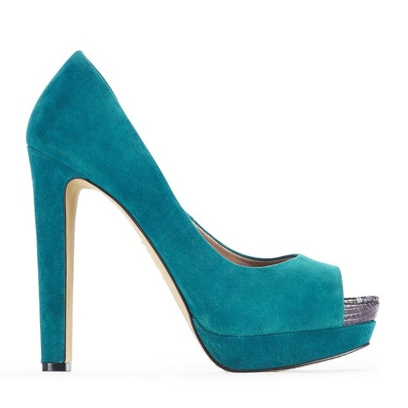 Vince Camuto Shoes - EUC Vince Camuto “Graph” teal pump